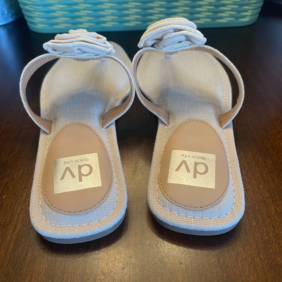 NWOT DV by Dolce Vita Women's Cream Sandals with Floral Design - Picture 6 of 8